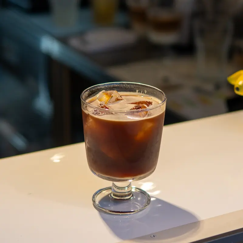 脚つきグラスに注がれたアイスコーヒー