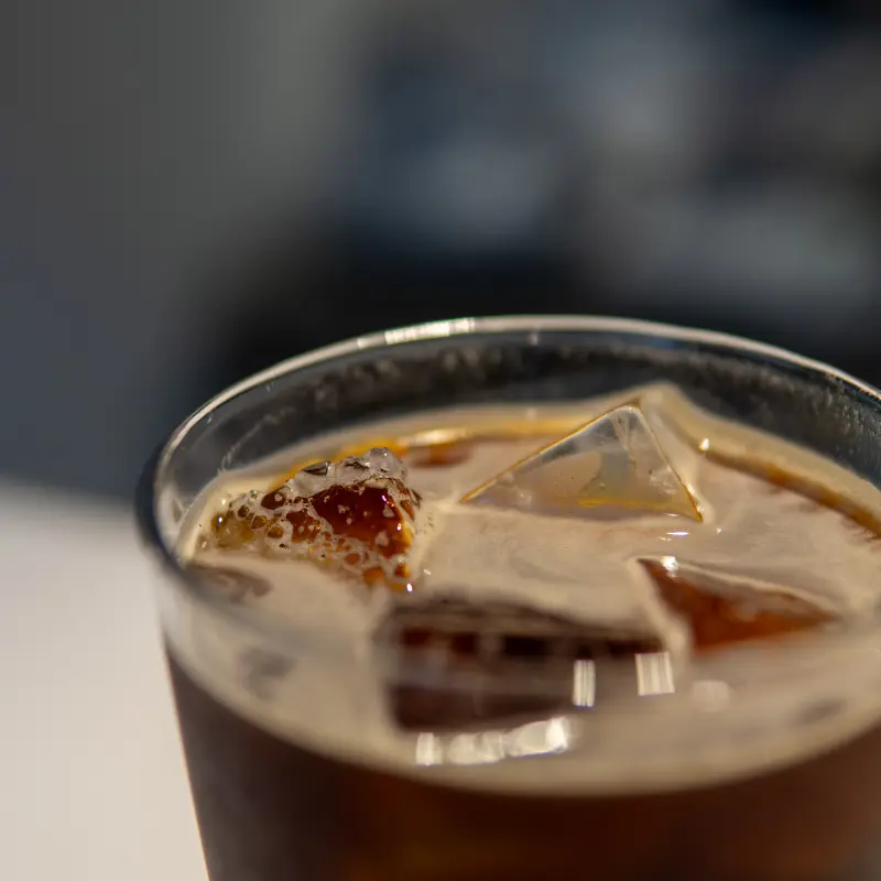 氷の入ったアイスコーヒーの水面を寄りで