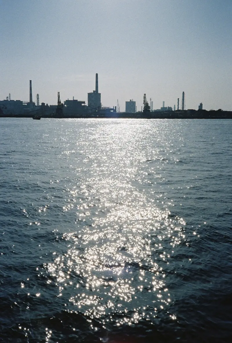 光る海と、対岸の工場