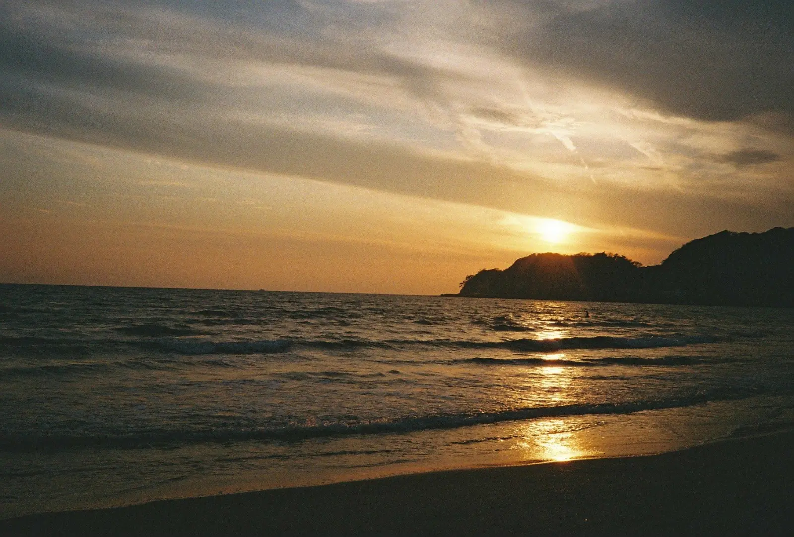 岬に沈んでいく夕日