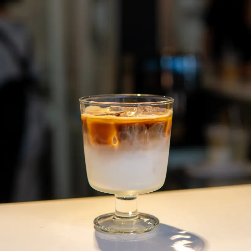 逆光で層が見えるアイスカフェラテ
