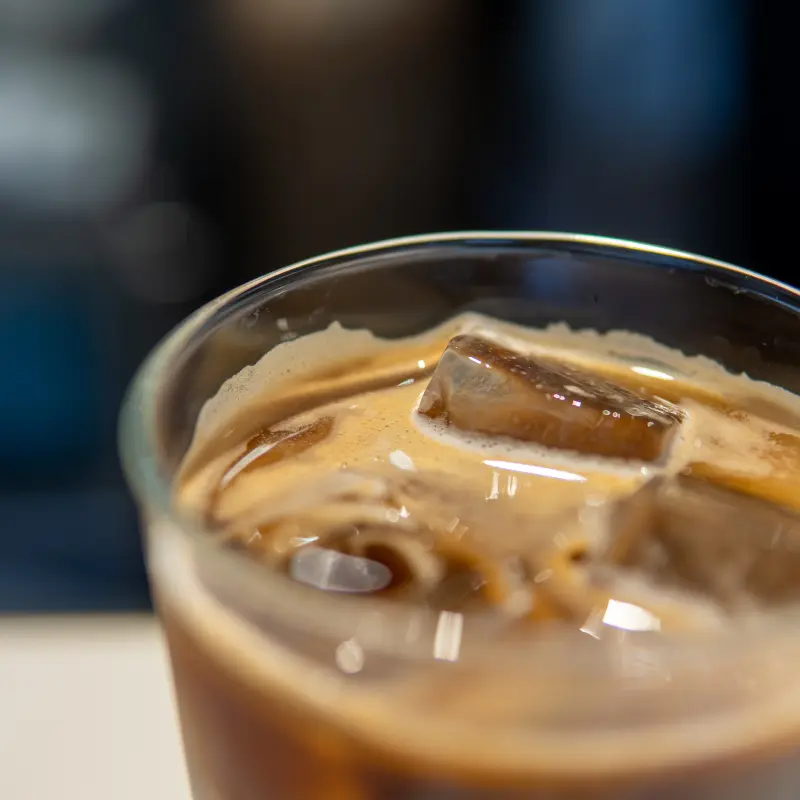 氷の入ったカフェラテの水面を寄りで