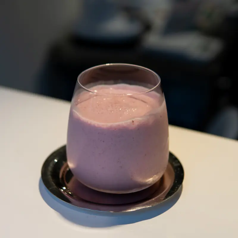 金属の受け皿に載ったストロベリーミルク